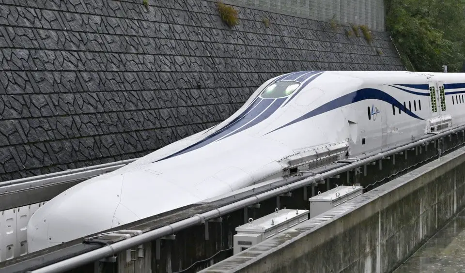 how does a maglev train work