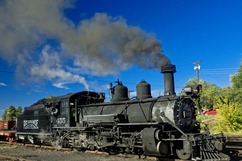 smoke coming from the cumbres & toltec locomotive